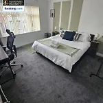 5 Bedroom House By Homebird Management Short Lets & Serviced With Free Parking & Garden Prázdninový dům