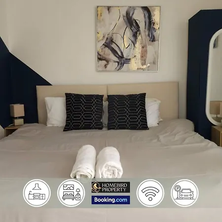 5 Bedroom House By Homebird Management Short Lets & Serviced With Free Parking & Garden *