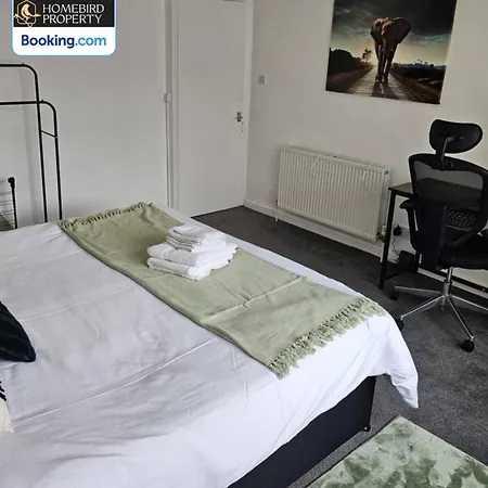 5 Bedroom House By Homebird Management Short Lets & Serviced With Free Parking & Garden بيت للعطل