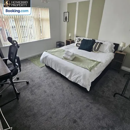 5 Bedroom House By Homebird Management Short Lets & Serviced With Free Parking & Garden Semesterbostad