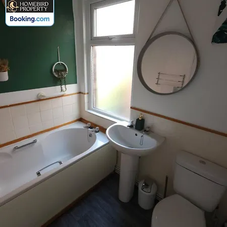 Semesterbostad 5 Bedroom House By Homebird Management Short Lets & Serviced With Free Parking & Garden