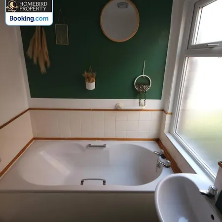 5 Bedroom House By Homebird Management Short Lets & Serviced With Free Parking & Garden ليدز