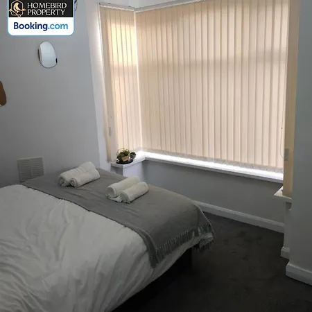 5 Bedroom House By Homebird Management Short Lets & Serviced With Free Parking & Garden *