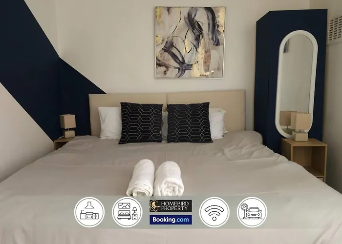 5 Bedroom House By Homebird Management Short Lets & Serviced With Free Parking & Garden *