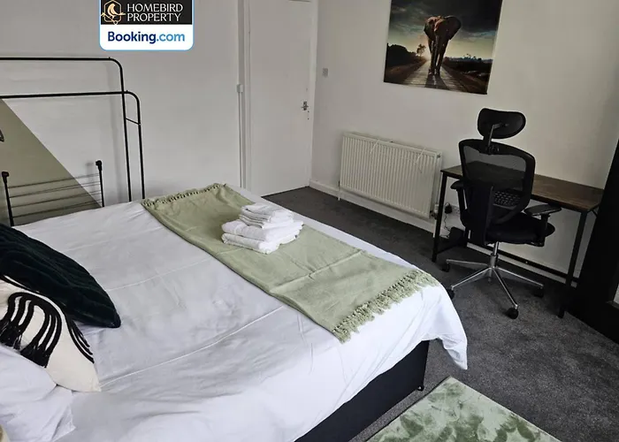 5 Bedroom House By Homebird Management Short Lets & Serviced With Free Parking & Garden Holiday home