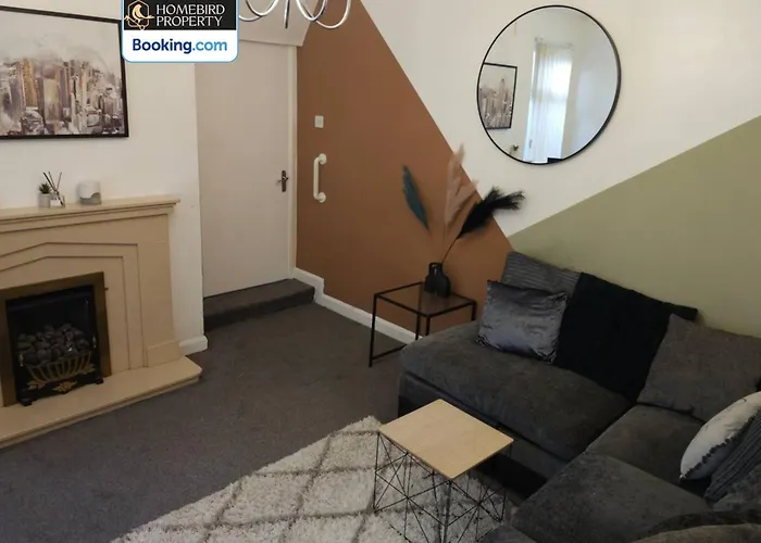 5 Bedroom House By Homebird Management Short Lets & Serviced With Free Parking & Garden Holiday home *