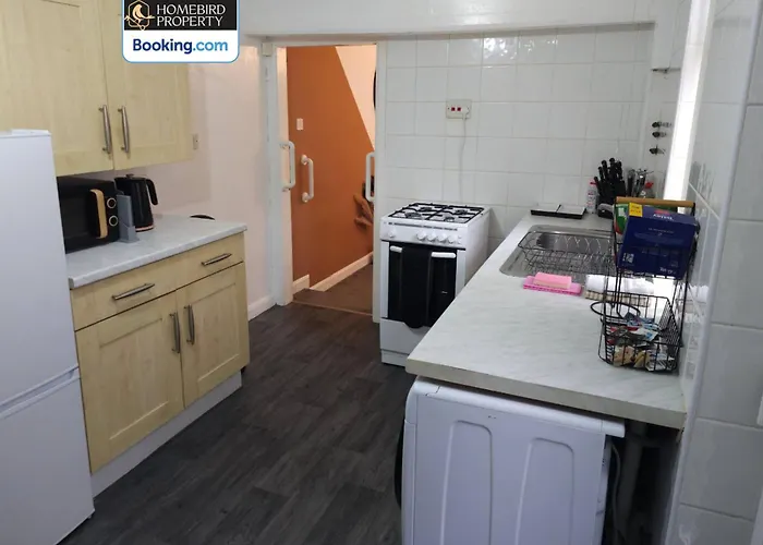 5 Bedroom House By Homebird Management Short Lets & Serviced With Free Parking & Garden