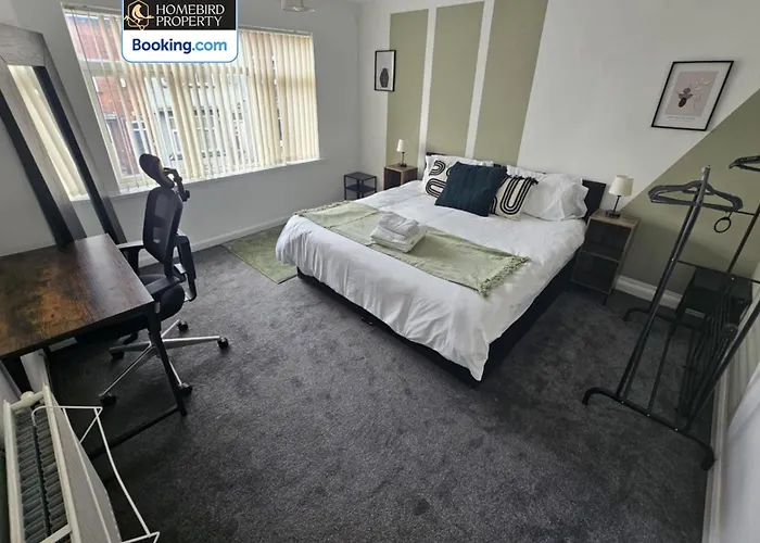 5 Bedroom House By Homebird Management Short Lets & Serviced With Free Parking & Garden Holiday home