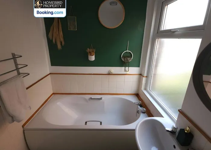 5 Bedroom House By Homebird Management Short Lets & Serviced With Free Parking & Garden Leeds (West Yorkshire)