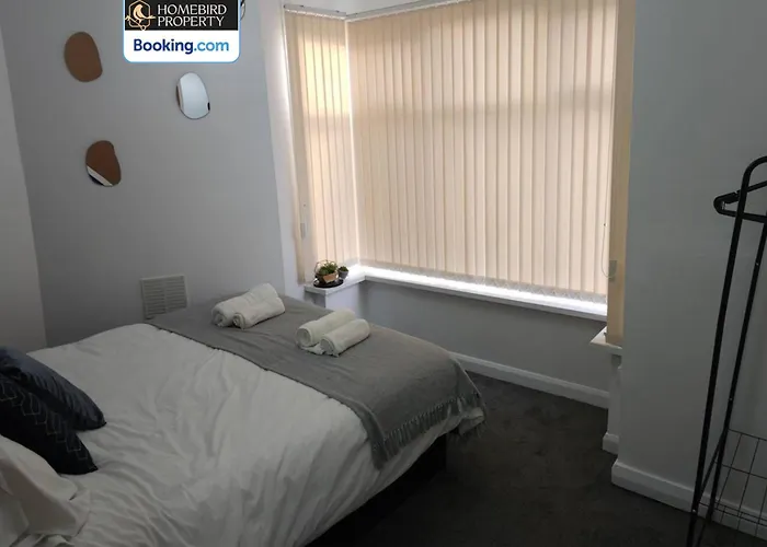 5 Bedroom House By Homebird Management Short Lets & Serviced With Free Parking & Garden *