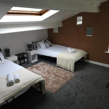 5br House -sleeps 10 - Close To Centre Holiday home Leeds (West Yorkshire)