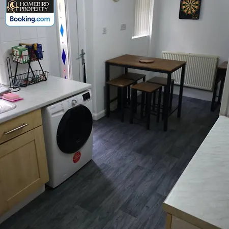 5 Bedroom House By Homebird Management Short Lets & Serviced With Free Parking & Garden