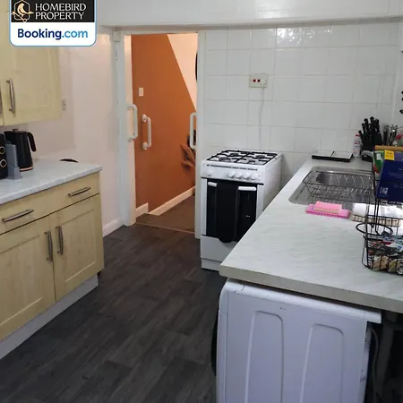 5 Bedroom House By Homebird Management Short Lets & Serviced With Free Parking & Garden