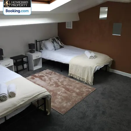 Semesterbostad 5 Bedroom House By Homebird Management Short Lets & Serviced With Free Parking & Garden Leeds (West Yorkshire)