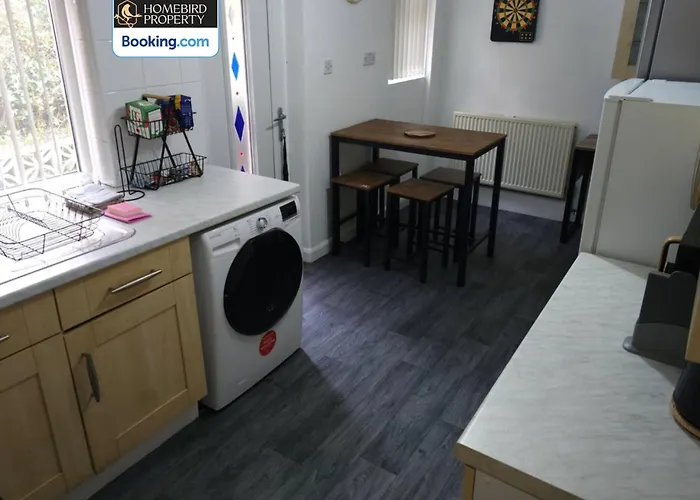 5 Bedroom House By Homebird Management Short Lets & Serviced With Free Parking & Garden