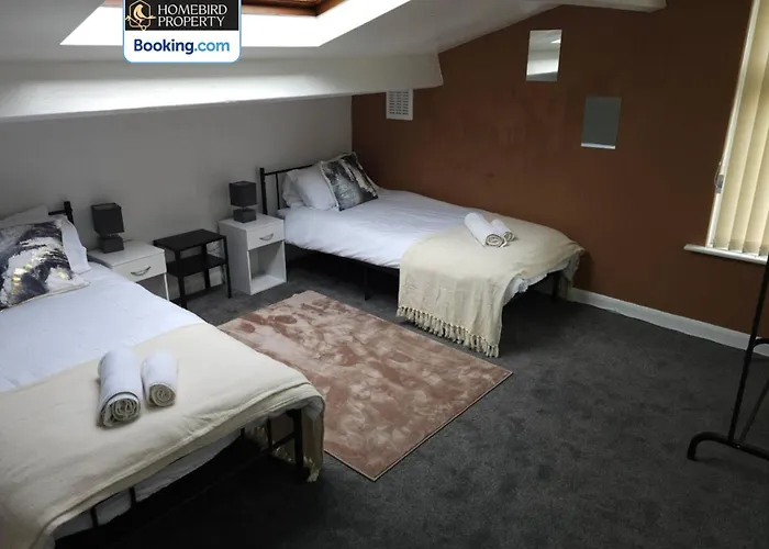 Semesterbostad 5 Bedroom House By Homebird Management Short Lets & Serviced With Free Parking & Garden Leeds (West Yorkshire)