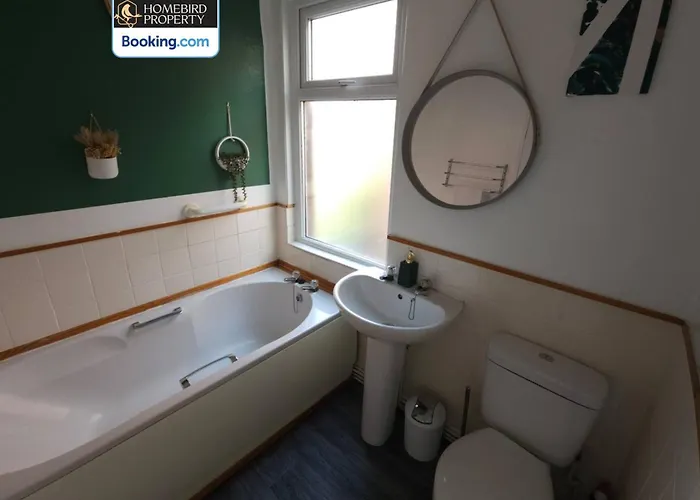 Semesterbostad 5 Bedroom House By Homebird Management Short Lets & Serviced With Free Parking & Garden